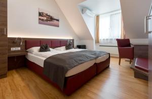 Łóżko lub łóżka w pokoju w obiekcie Hotel am See Rust
