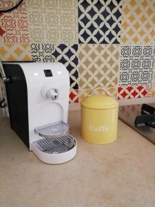 - une machine à café à côté d'une poubelle dans l'établissement Canto XI, à Assise