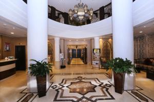 Лобби или стойка регистрации в Al Hamra Hotel +26 фотографий