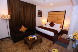سرير أو أسرّة في غرفة في Al Hamra Hotel - BAITHANS
