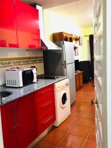 ベナルマデナにあるBenalbeach, 1103のキッチン(赤いキャビネット、白い冷蔵庫付)