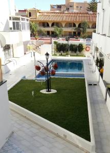 vistas a un patio con piscina en Torremolinos La Carihuela cerca de la playa, en Torremolinos