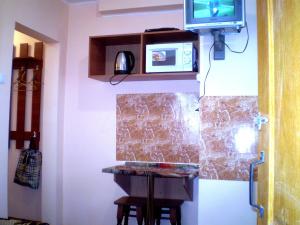 ムィコラーイウにあるНЕБОЛЬШАЯ СТУДИЯ центр Николаева на Соборной-Макарова Макдональдс диван и кресло 2 этаж Wi-Fiのキッチン(シンク付)、壁掛けテレビが備わります。