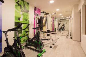 - une salle de sport avec des vélos d'exercice dans l'établissement htop Pineda Palace #htopBliss, à Pineda de Mar