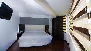 Apart Hotel Regina tesisinde bir odada yatak veya yataklar