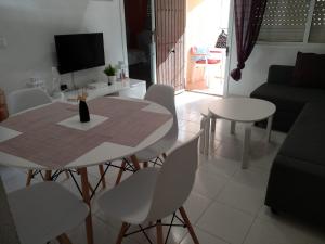 Televízia a/alebo spoločenská miestnosť v ubytovaní Apartament Naranja con piscina urb El Paraiso