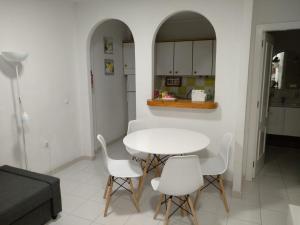 Posedenie v ubytovaní Apartament Naranja con piscina urb El Paraiso