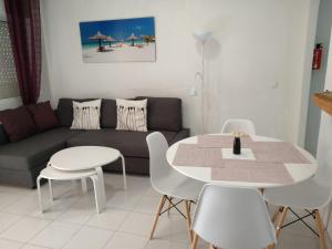 Posedenie v ubytovaní Apartament Naranja con piscina urb El Paraiso