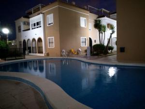 Bazén v ubytovaní Apartament Naranja con piscina urb El Paraiso alebo v jeho blízkosti