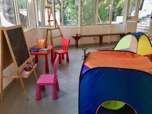 een kamer met een tent en stoelen en een schoolbord bij Camping Village Baia Falcone in Vieste