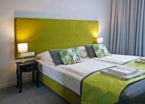 Posteľ alebo postele v izbe v ubytovaní IRS ROYAL APARTMENTS Apartamenty IRS Brabank