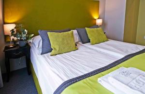 Posteľ alebo postele v izbe v ubytovaní IRS ROYAL APARTMENTS Apartamenty IRS Brabank
