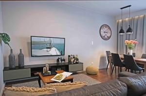 Televízia a/alebo spoločenská miestnosť v ubytovaní IRS ROYAL APARTMENTS Apartamenty IRS Brabank
