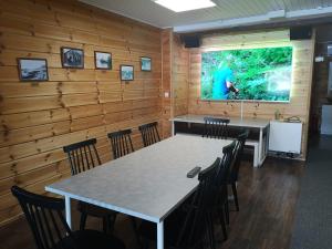 サスタマラにあるTervakallio Campingのテーブルと椅子と大きな窓のある部屋