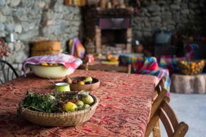 un tavolo con due cesti di frutta sopra di Ludwig Guesthouse a Lagodekhi