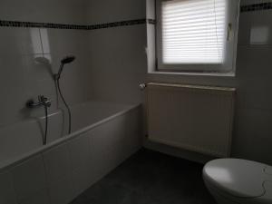 Ein Badezimmer in der Unterkunft Fehnhaus, Nordsee, Nähe Norddeich