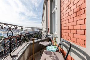 Un balcón con mesas y sillas en un edificio en Dilo Apartments - Akazien Residenz Apartment & H20 Apartment Berlin "Superior" 160 sqm, en Berlín