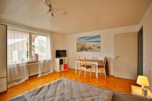 sypialnia z łóżkiem, stołem i biurkiem w obiekcie Zimmervermietung Familie Kolb w mieście Oberessendorf