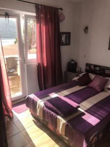 um quarto com uma cama e uma porta de vidro deslizante em Apartments Lily em Neum