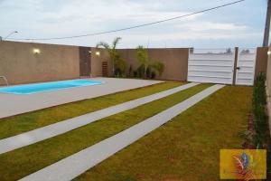 um quintal com uma piscina e uma casa em Recanto 4 Estações em Olímpia