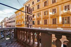 balcone con vista su un edificio. di 47 Steps a Roma