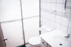邦比尼亞斯的住宿－Pousada Mare Mansa，浴室配有白色卫生间和盥洗盆。