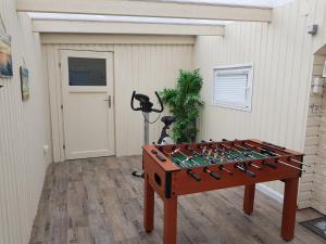Eine Spielezimmer in der Unterkunft Fehnhaus, Nordsee, Nähe Norddeich