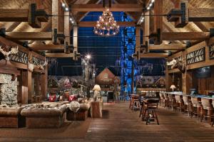 En restaurant eller et andet spisested på Big Cypress Lodge