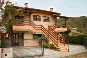 una casa con una escalera al frente en Pousada Mare Mansa, en Bombinhas