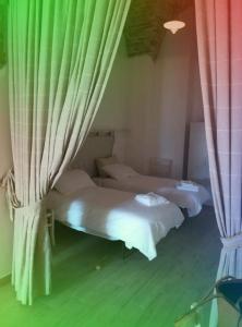 1 dormitorio con 2 camas y cortina en Belvedere dei monti Dauni di Castelluccio valmaggiore, en Castelluccio Valmaggiore