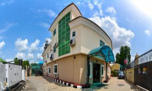 ein Gebäude mit grünem Trimm auf einer Straße in der Unterkunft Celia's Suites in Abeokuta