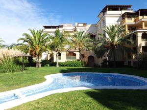 een resort met een zwembad voor een gebouw bij Cortes valencianas 45 in Náquera