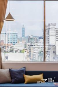 台北市にあるWow Happy- Taipeiの窓から市街のスカイラインを望めます。