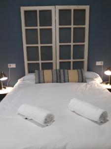 コルドバにあるSEVILLA 15の白い大型ベッド(白いタオル2枚付)