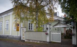 a white house with a white garage at Wanha Kartano in Kokkola