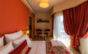 ein Hotelzimmer mit einem Bett und einem Fenster in der Unterkunft Esida Hotel in Küçükkuyu + 65 Fotos