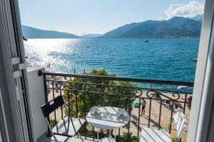 balkon z widokiem na wodę w obiekcie " Tiamat " apartmani w mieście Tivat