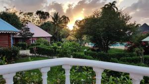 una vista dal balcone di una casa con giardino di Las Puertas del Paraíso a Río San Juan