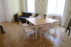 Posedenie v ubytovaní aeki CITY + 24 fotografií