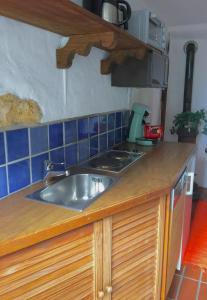 una cucina con un lavello e un piano di lavoro di Burgweg Ferienwohnung a Veringenstadt