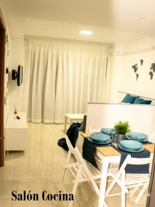 a living room with a table with blue plates on it at Apartamento Botavara in Málaga