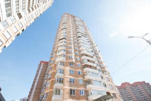 ウファにあるБакалинская,21 Однокомнатные апартаментыの都会の高層アパートメント