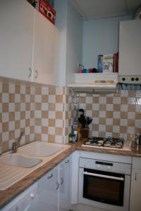 Appartement T4 - Centre de Luchon - 6 pers - Ski - Randonnée - Cure 주방 또는 간이 주방