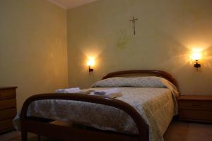 聖焦萬尼羅通多的住宿－Mansarda Accogliente，卧室配有一张墙壁上的横截床