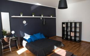 1 dormitorio con 1 cama con almohadas azules en EASY RENT Apartments - Konopnicka 11 en Lublin