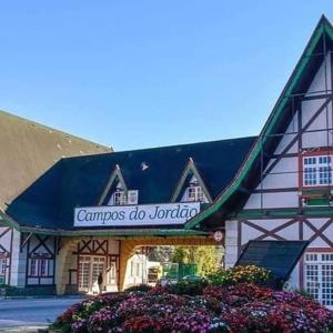 a building with a sign that reads campfires do london at Chale Sabrina in Campos do Jordão