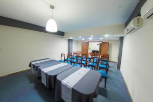 a room with tables and chairs and a dining room at Torre Hotel Ejecutivo in Santa Cruz de la Sierra