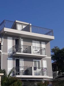 wysoki biały budynek z balkonem w obiekcie " Tiamat " apartmani w mieście Tivat