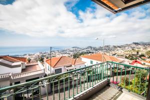 balcón con vistas a la ciudad en Monte Vista Hermosa, en Funchal