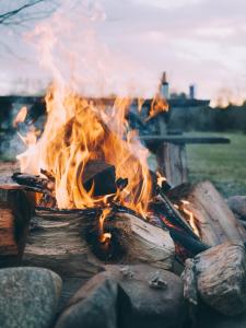 um fogo queima numa pilha de troncos em Beautiful, Secluded Shepherd's Hut in the National Park em Rake